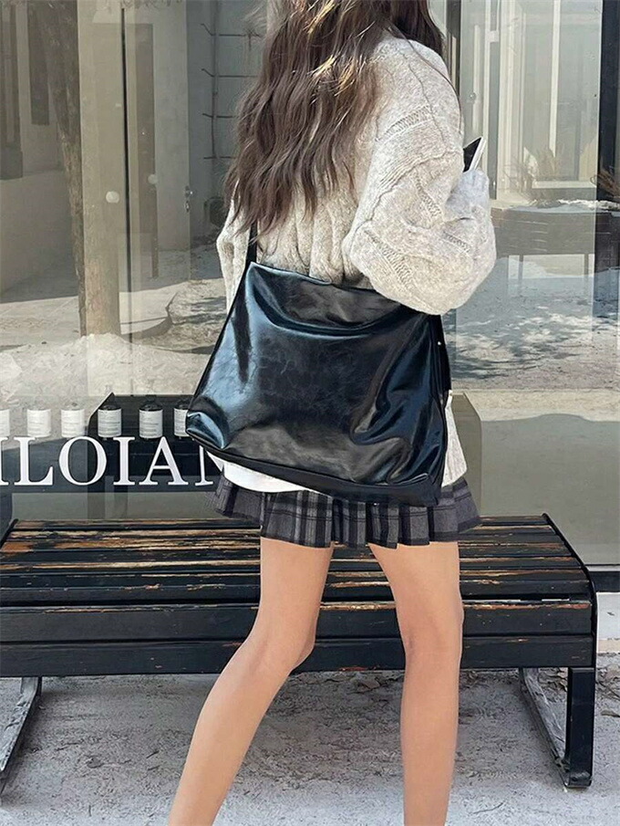 楽天市場】大容量 トートバッグ パテントレザー、柔らかいレザー 黒