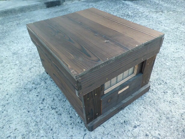 楽天市場】ミツバチ 巣箱 焼杉 ブラシ仕上げ 幅550×奥行450×高さ340