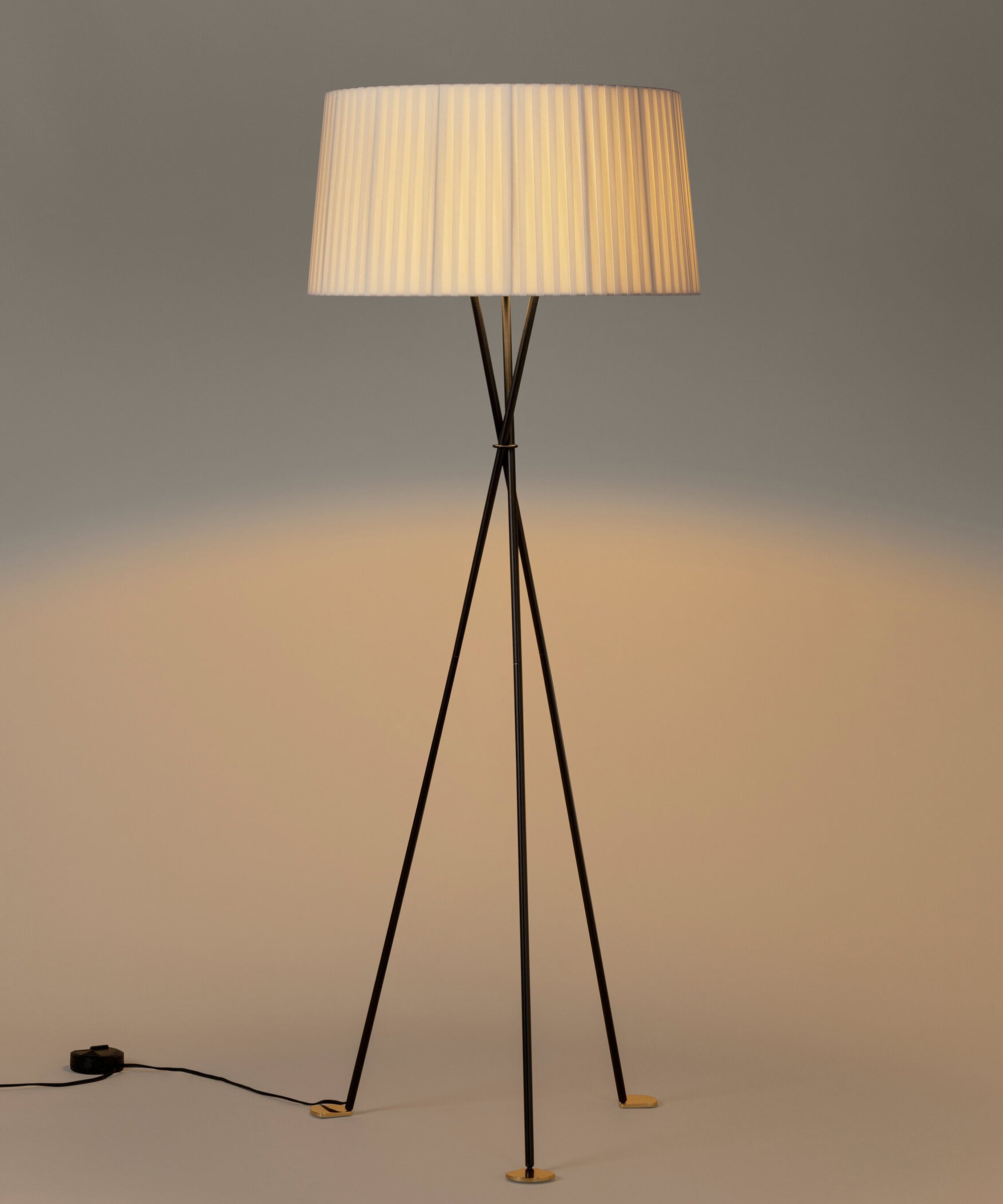 Tripode G5 Floor Lamp | Modern Lighting by Santa & Cole – TRNK