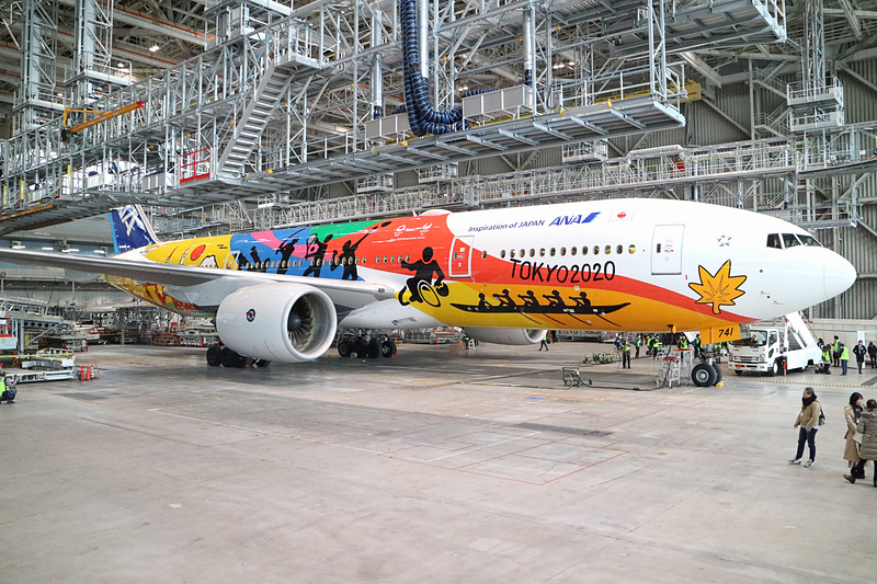ANA、羽田空港の格納庫で特別塗装機「HELLO 2020 JET」お披露目
