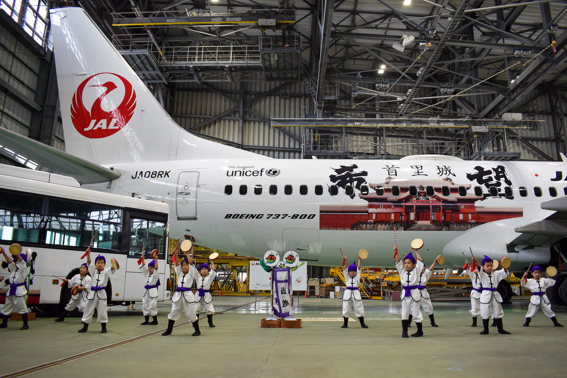 首里城再建に向けて特別デザイン機を就航。日本トランスオーシャン航空