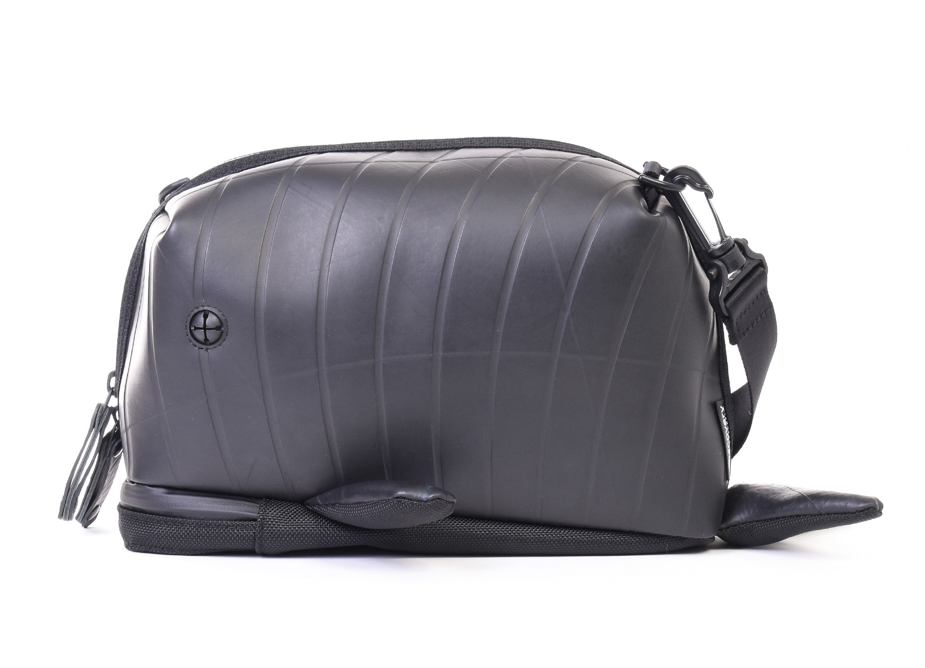 廃タイヤ製のクジラのバッグ。SEAL×ディスカバリーチャンネルコラボ