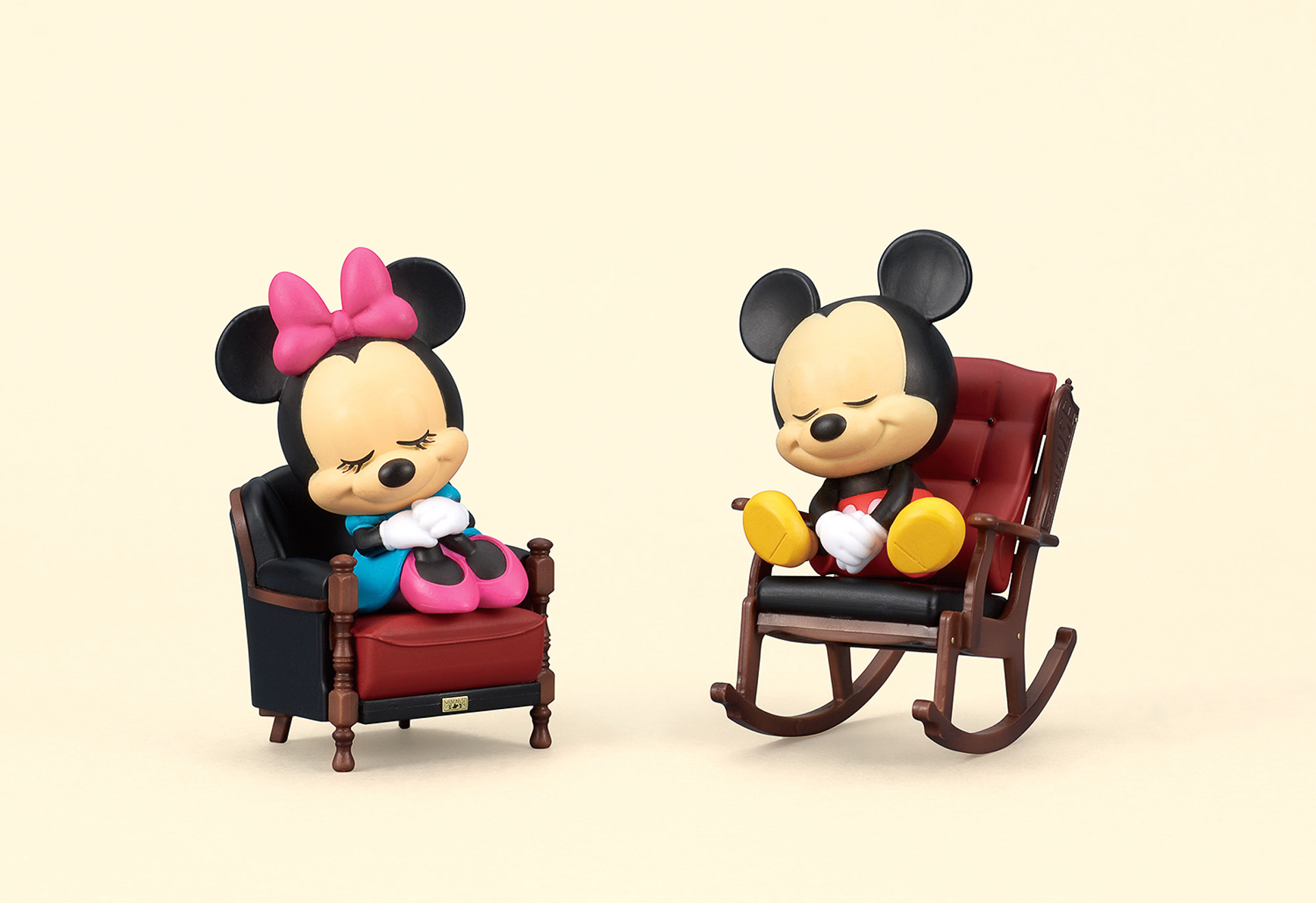 手のひらにちょこん。ディズニーデザインのカリモク家具がミニチュアに