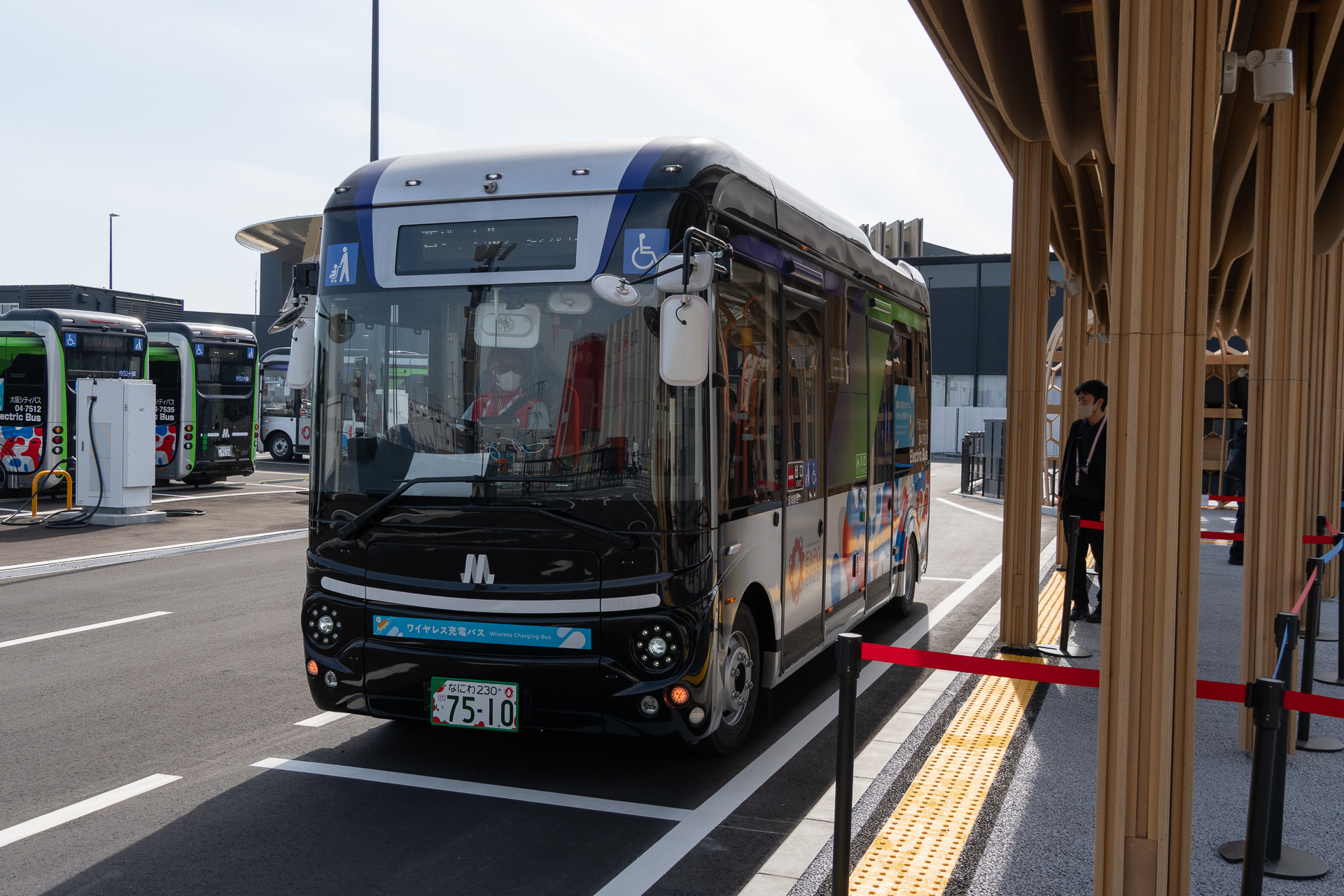 万博会場のEVバスは「自動給電」と「自動運転」の2タイプ。運転間隔は3