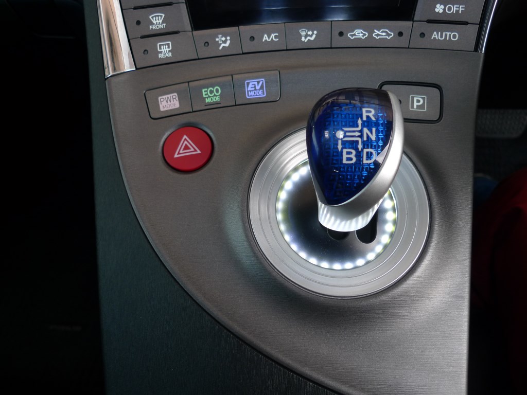 30プリウスのエアコンパネル打ち替えとシフトゲートイルミ施工