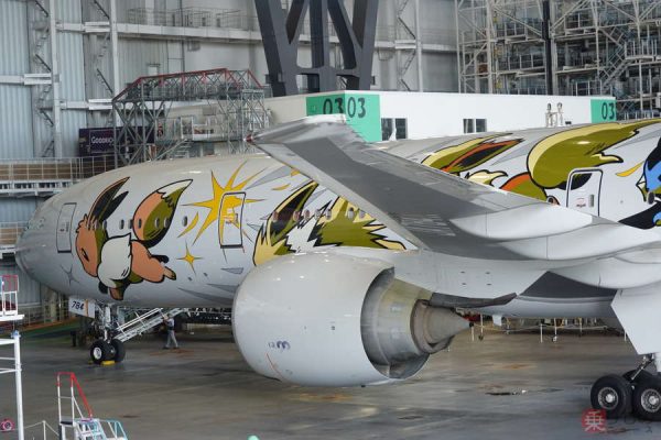 ANA新「ポケモン特別塗装機」ついにデビュー！ 異例のクール系デザイン