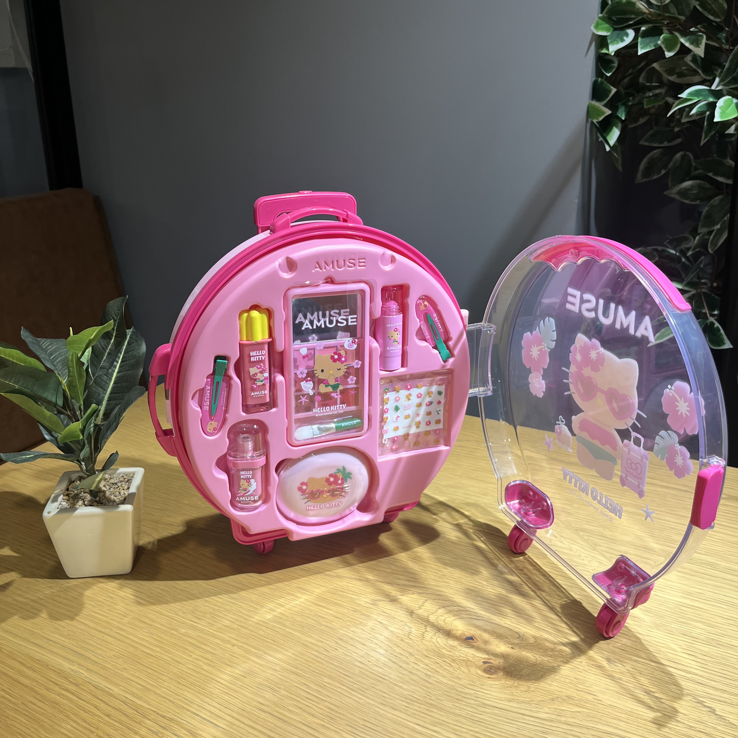 AMUSE×HELLO KITTY】大人気の日焼けハローキティとAMUSEの夢のコラボ