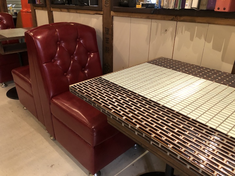 昭和レトロにタイムスリップできる喫茶店のためのタイルテーブル