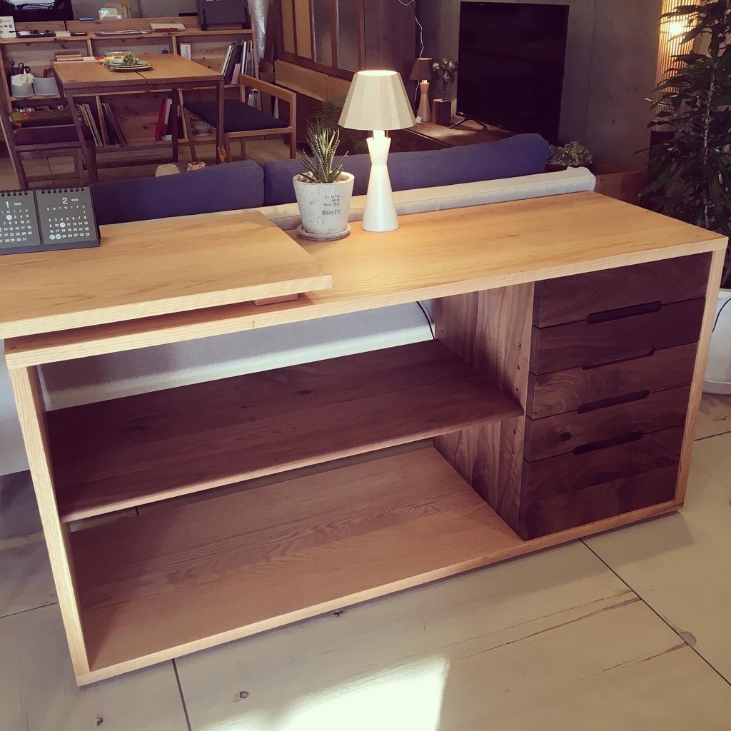 大阪府豊中市の家具店 木製デスクキャビネット 収納充実、サイズや角度