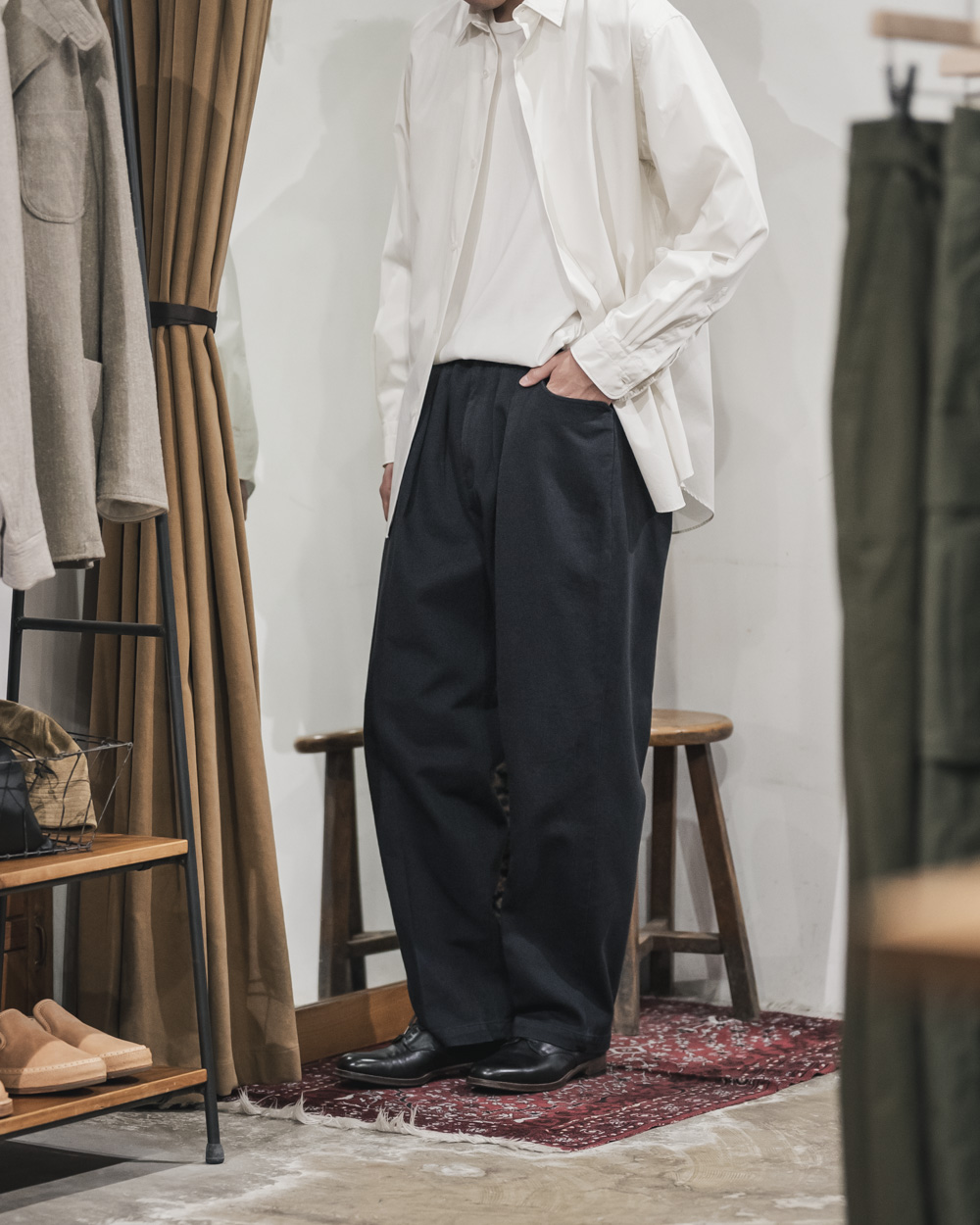 FARAH / Two Tuck Wide Tapered Pants (Cotton Drill-Navy) | twelve