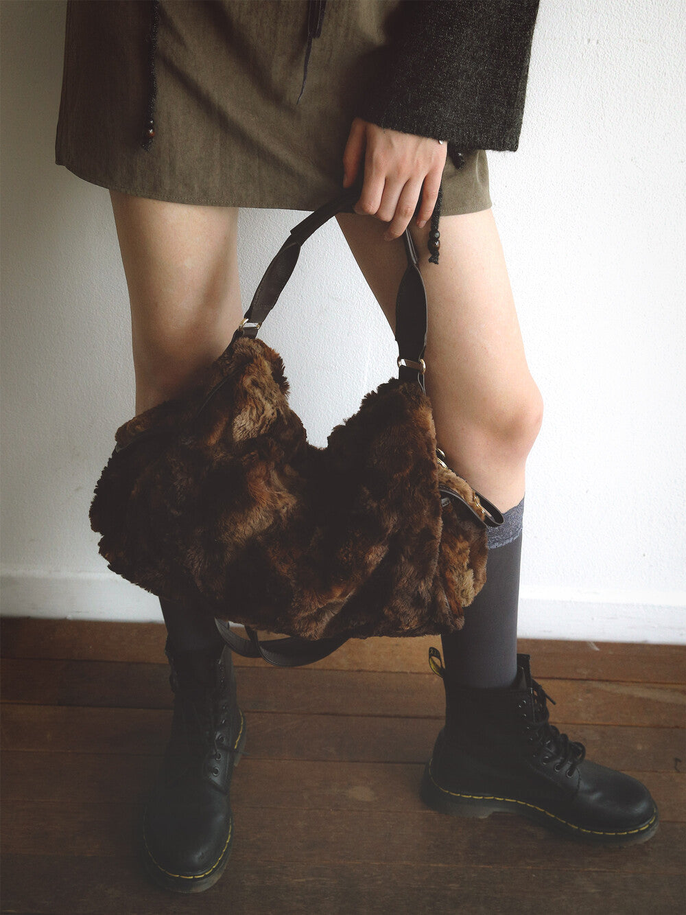 Pre-order ] Eco Fur Pillow Bag Brown ( 送星星鏡+長肩帶 ) – Twinkle