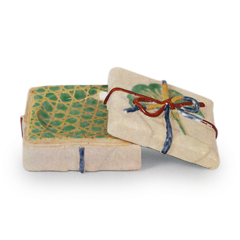 色絵玄猪香合 | 鶴田 純久の章 お話