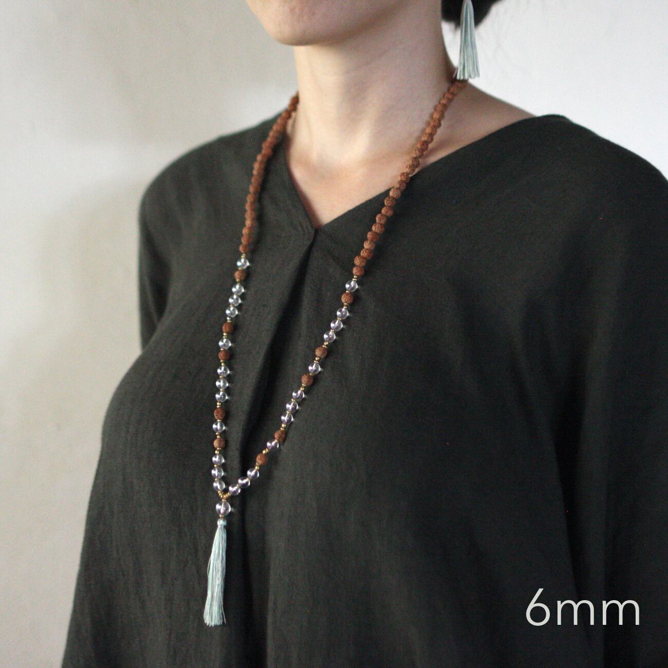 ルドラクシャ（菩提樹の実）と天然石ビーズを組み合わせた、ヨギニの