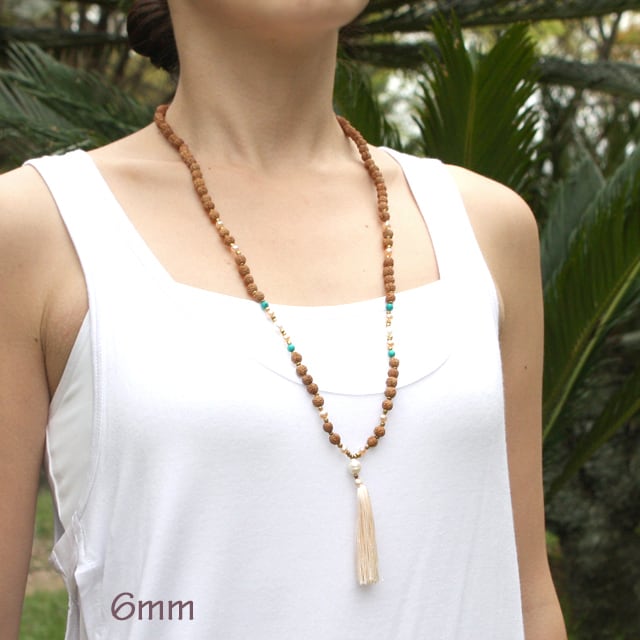 ルドラクシャ（菩提樹の実）と天然石ビーズを組み合わせた、ヨギニの