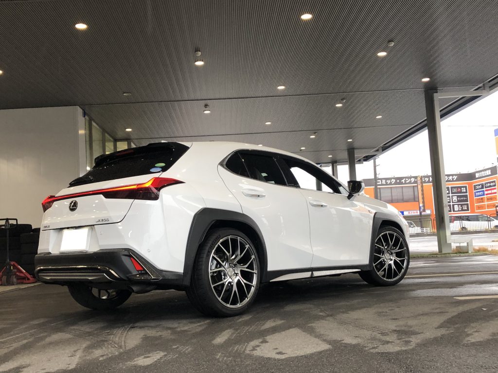 レクサスUXのカスタム！ローダウンの次はインチアップ！レイズ ホムラ