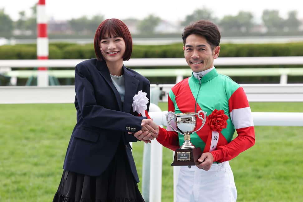 函館スプリントS】プレゼンターで見上愛が登場「特別な時間を過ごして