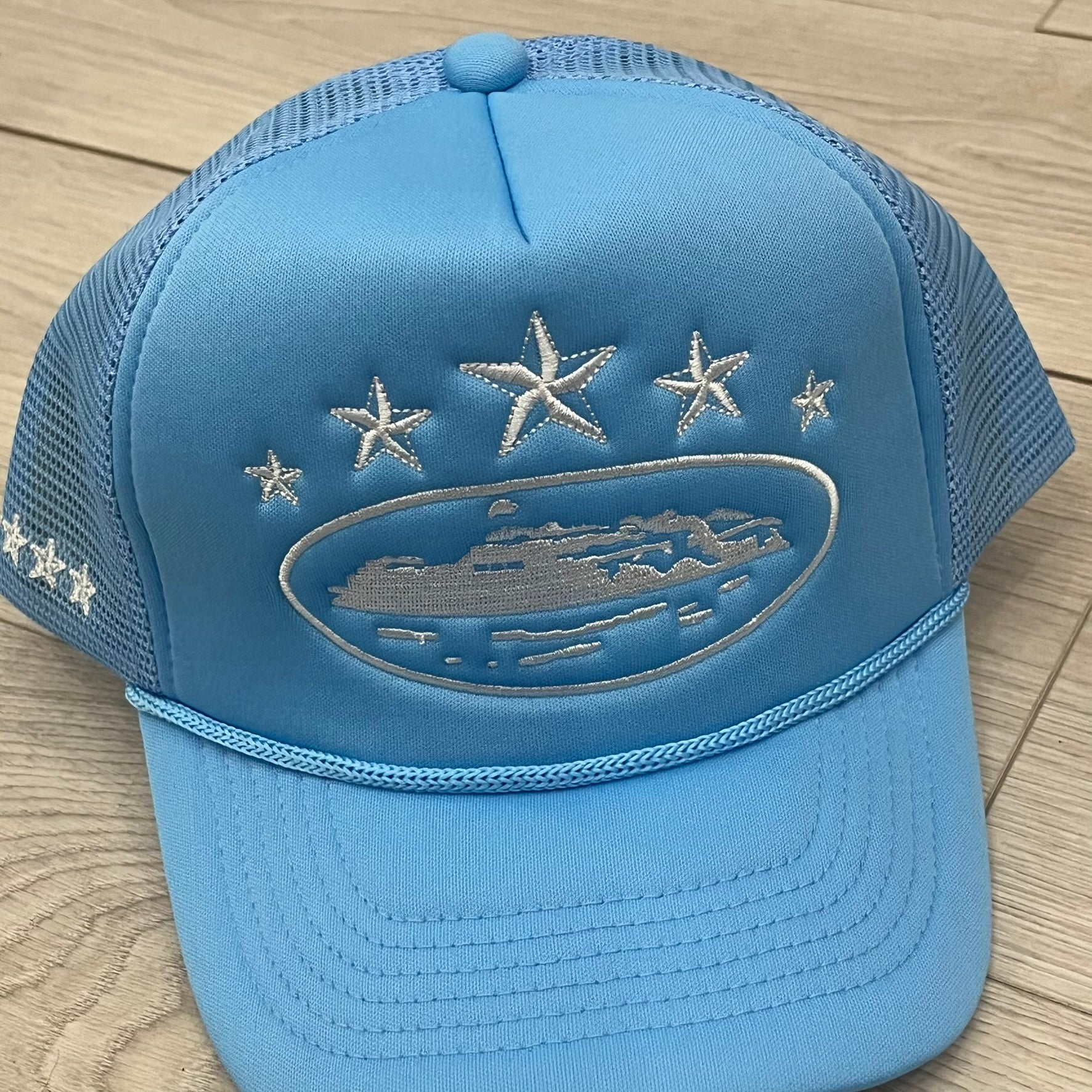 corteiz 5 starz alcatraz trucker hatbaby blue – único13