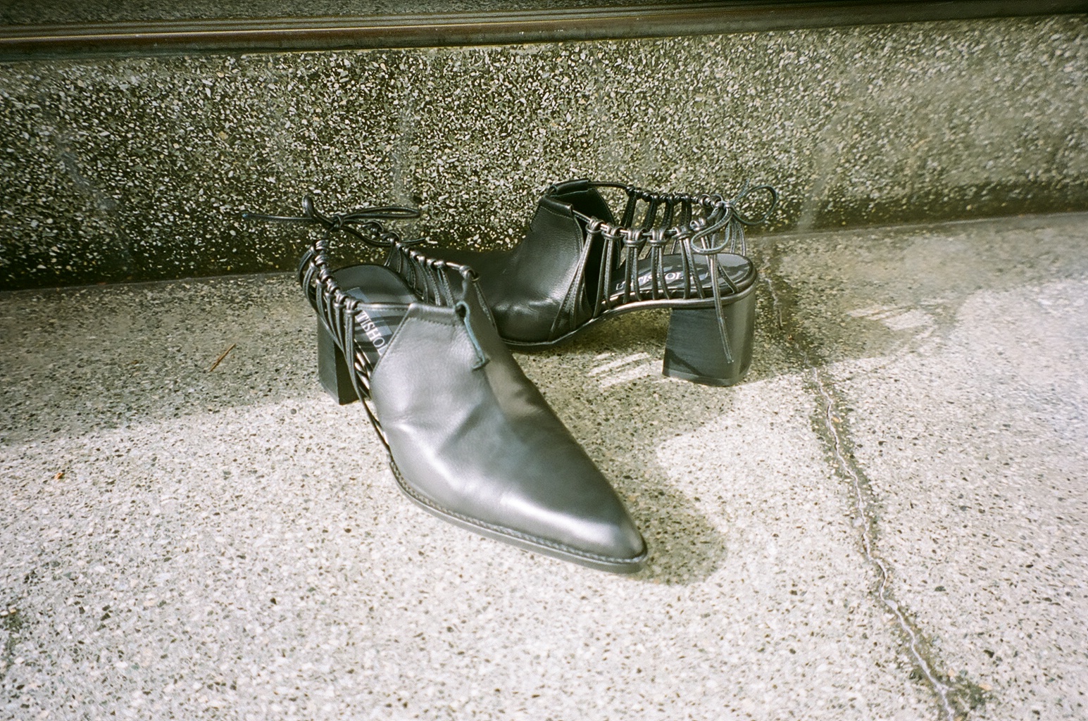 Klara/Black｜UNTISHOLD | アンチショルドの公式オンラインストア