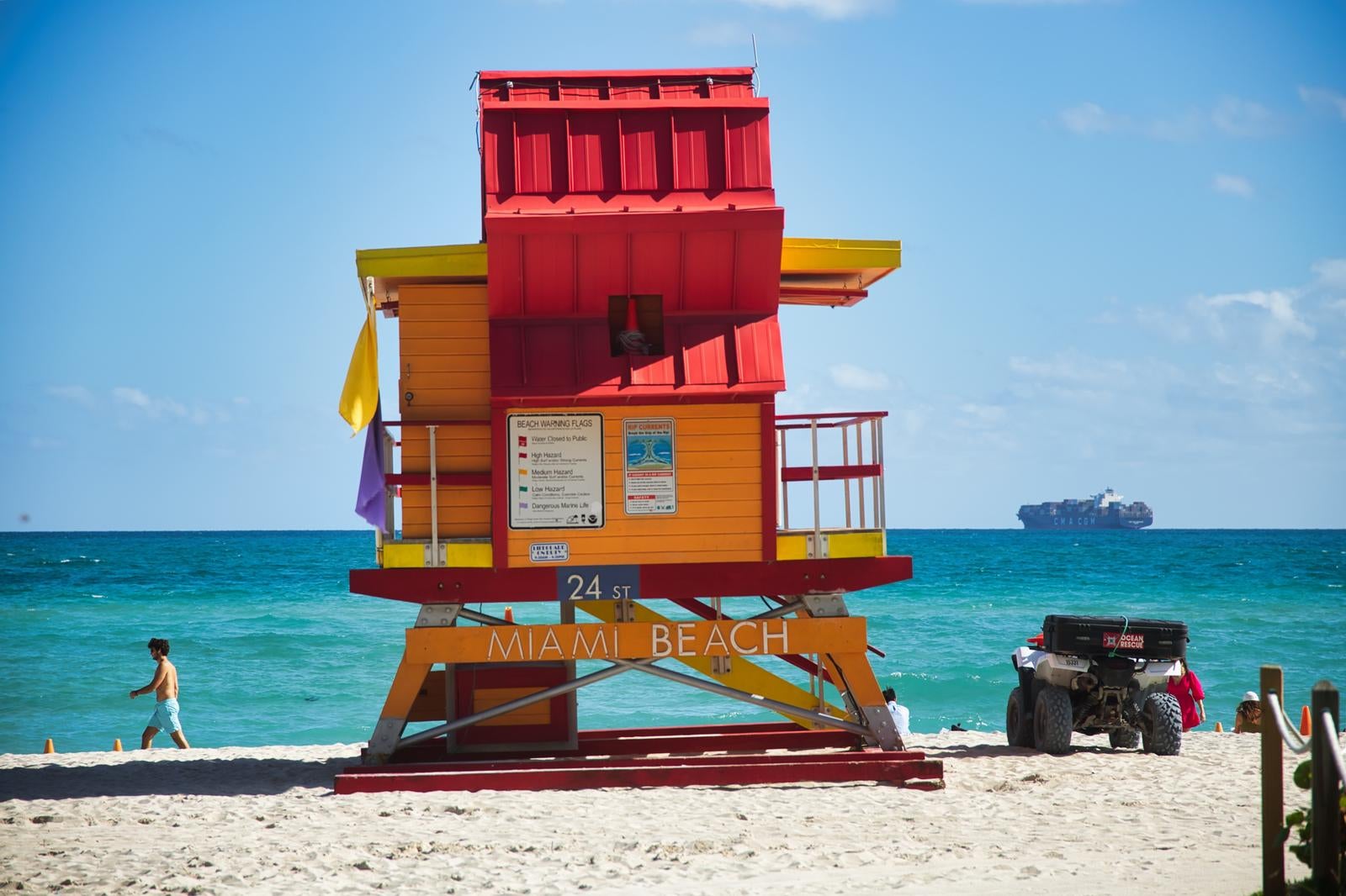 マイアミビーチの24番街に立つ赤と黄色のライフガード小屋 - ぱくたそ