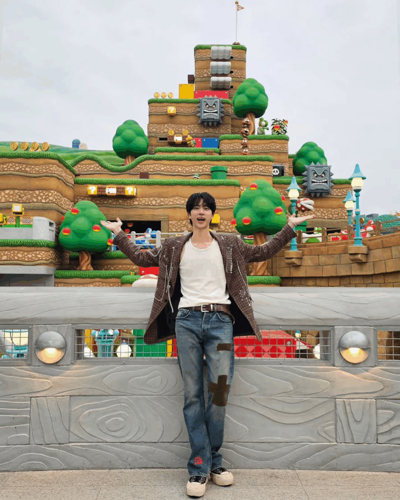 ARMY必見】JINがユニバで着ていた「チェーン付きサングラス」と