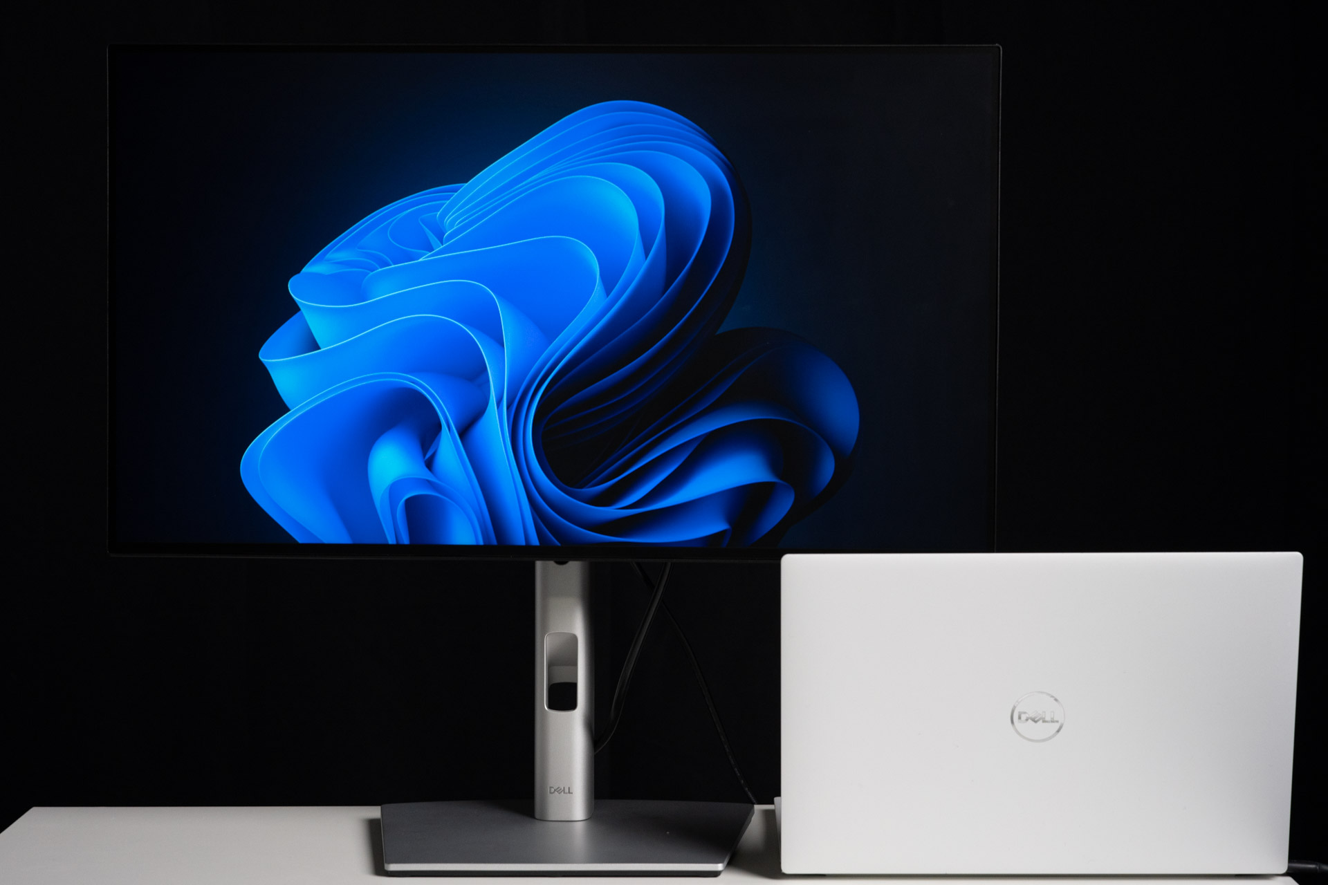 DELL U2722D レビュー USB HUB機能が魅力的な27型のモニター | うっし