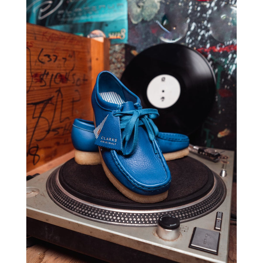 Clarks〉Wallabee / Bright Blue Lea (Womens)｜UP NORTH ONLINE STORE