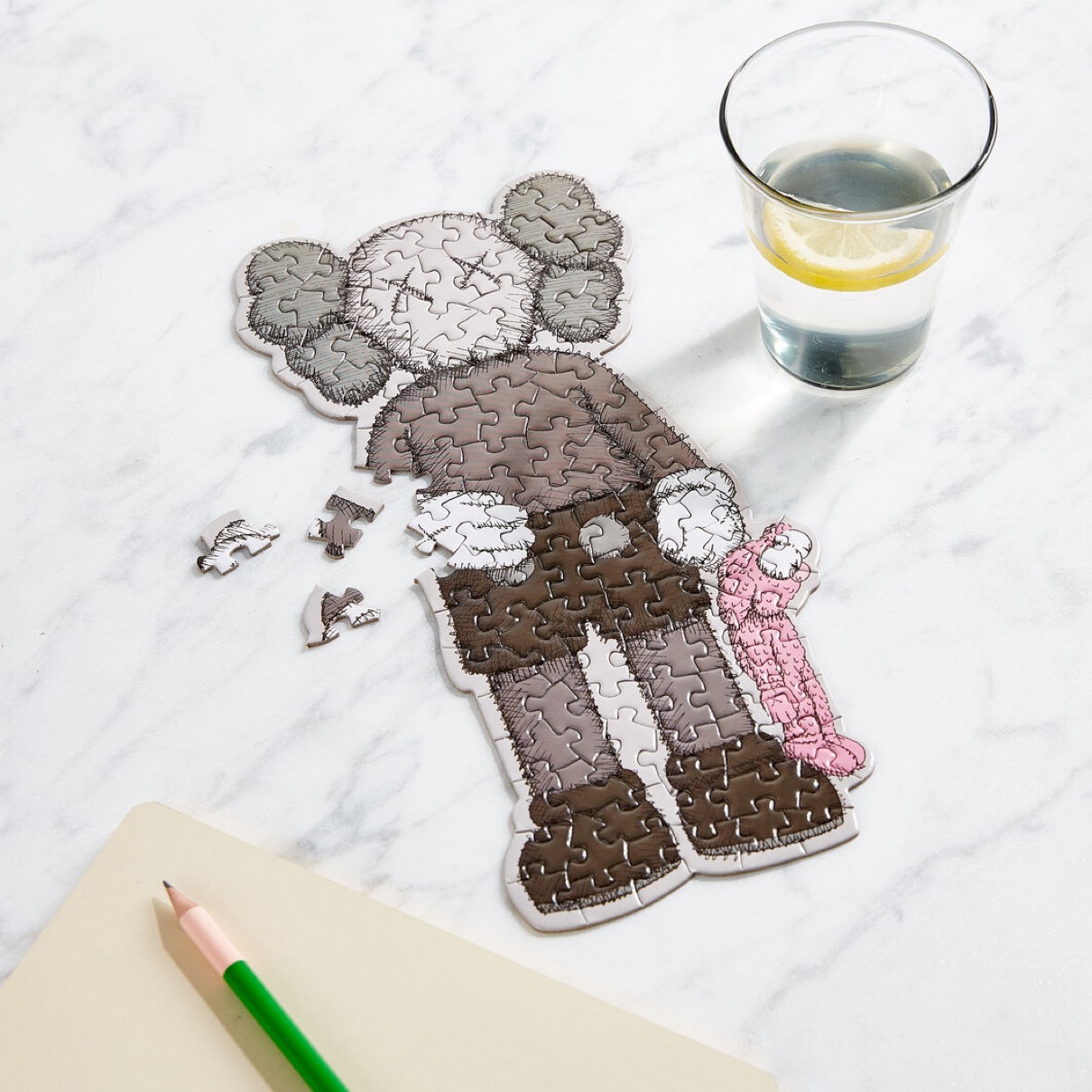 MoMA限定、KAWSのオリジナル作品を使用したジグゾーパズル全4種が発売