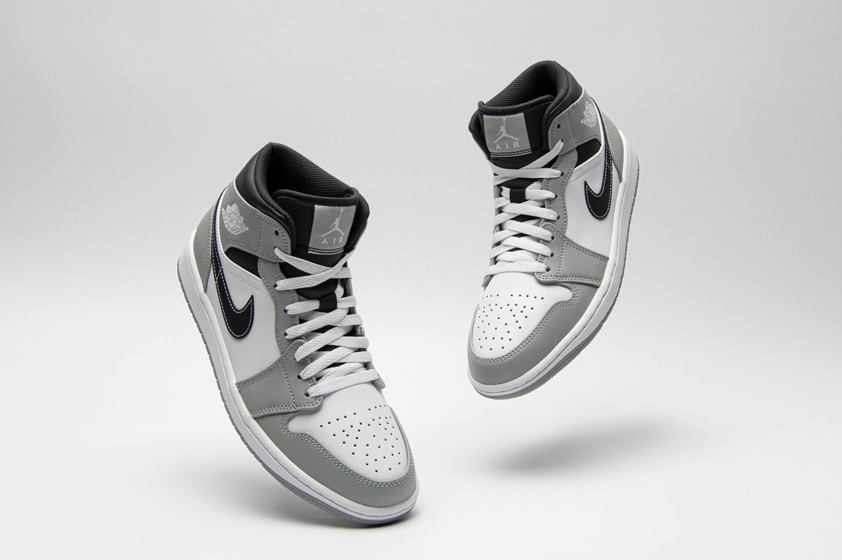 Nike Air Jordan 1 Mid “Light Smoke Grey”が国内5月21日/5月23日に