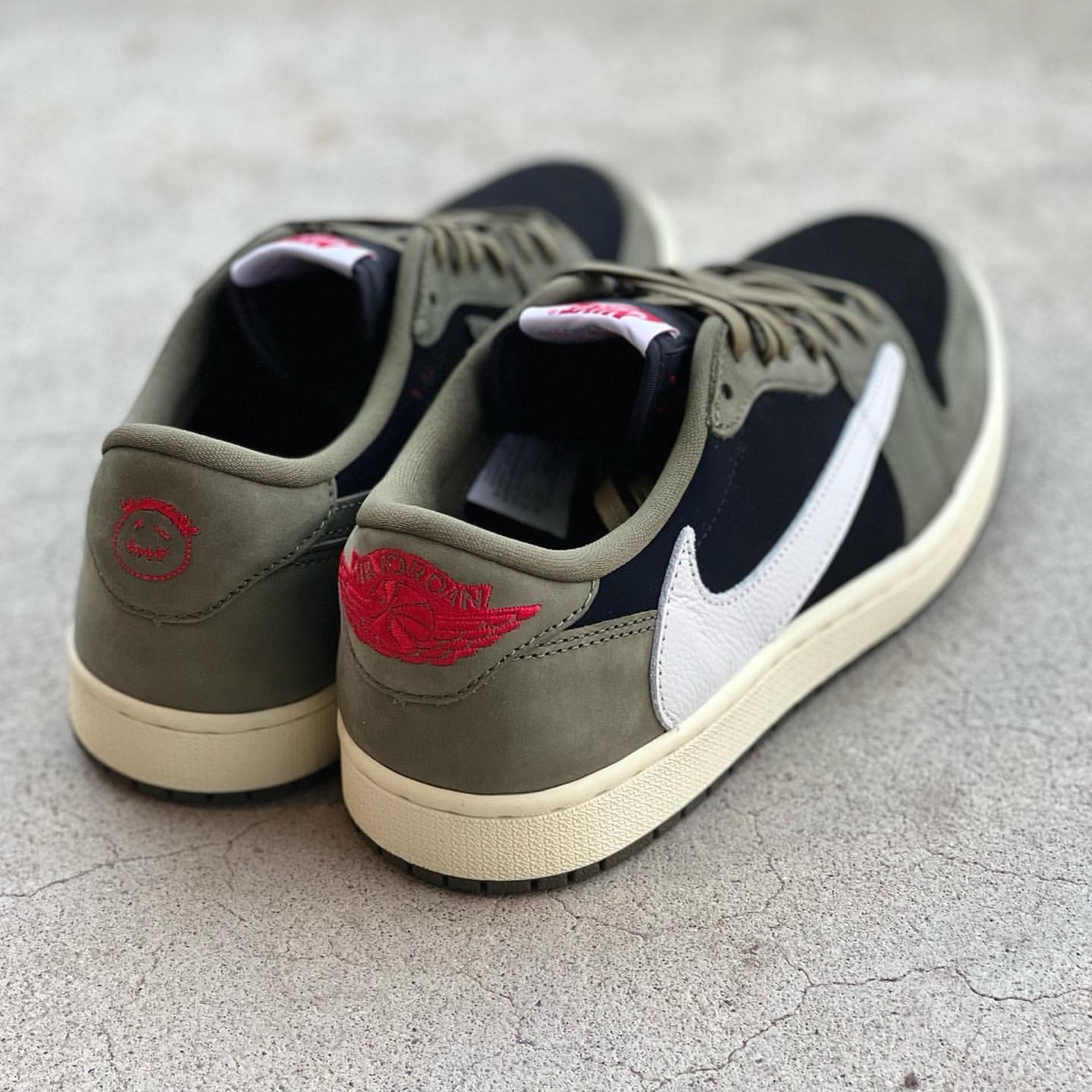 Travis Scott × Nike Air Jordan 1 Low OG SP “Black Olive”の発売が