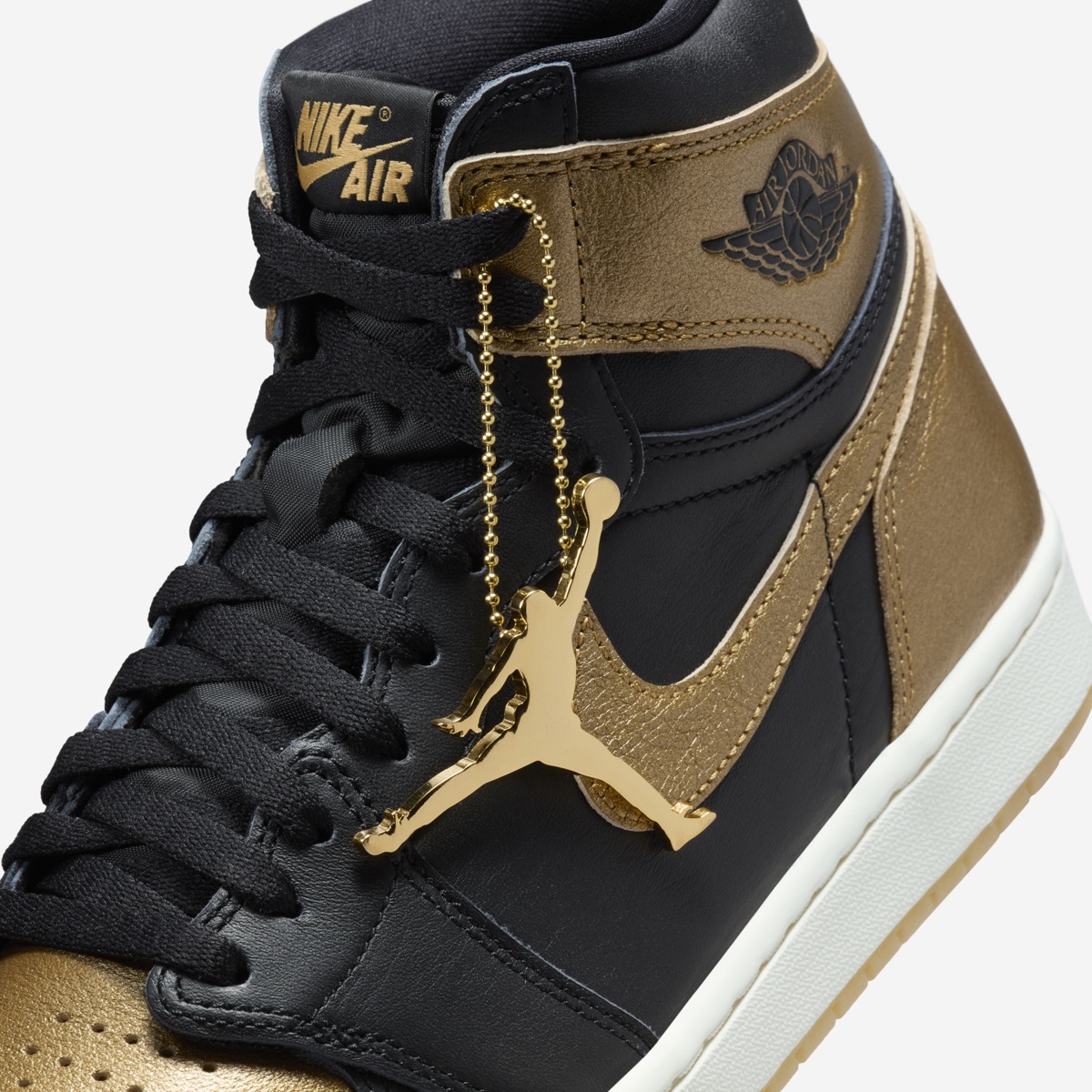 Nike Air Jordan 1 Retro High OG “Black/Metallic Gold”が国内8月3日