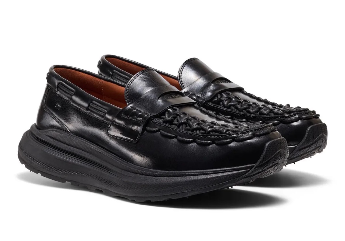 KEEN シリアルナンバー入りの限定ローファー『UNEEK LOAFER WK “BLACK
