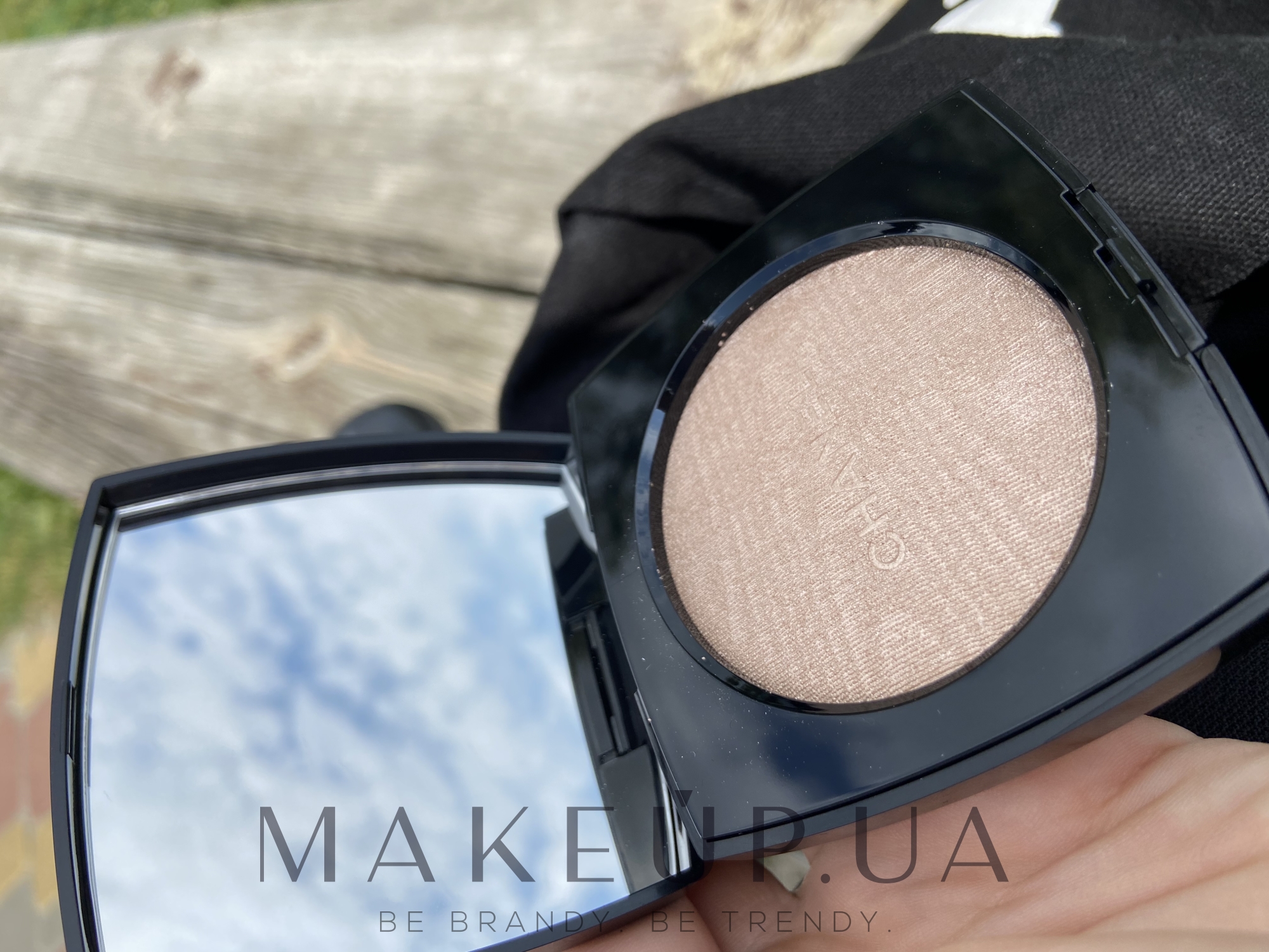 Chanel Poudre Lumiere Illuminating Powder - Highlighting Powder