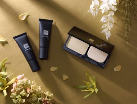 浸透型プラセンタ美容液「プラデュー アクロス（5mL×6本）」のボトル