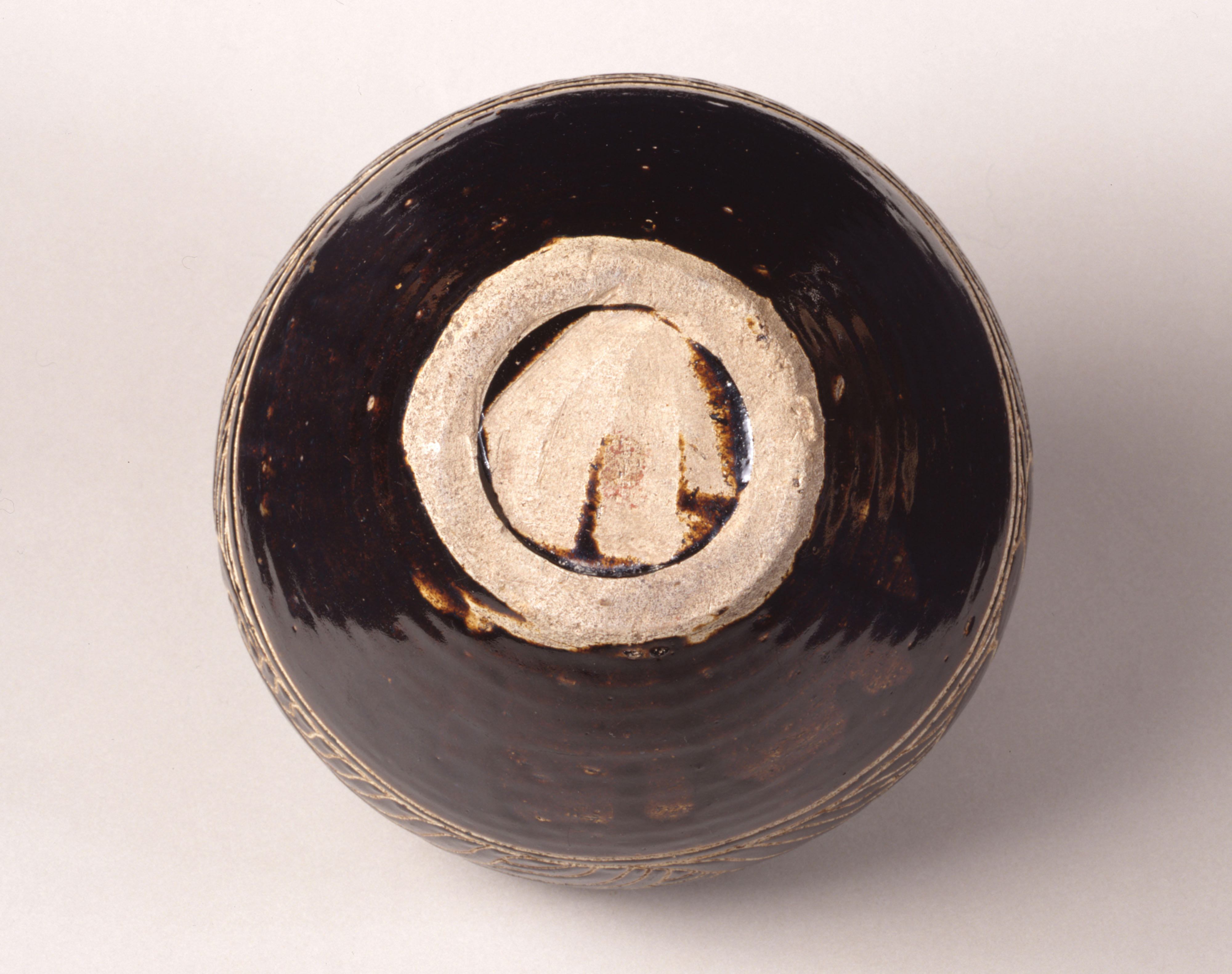 黒釉刻花蓮花文壺 | やまぐちバーチャルアートミュージアム