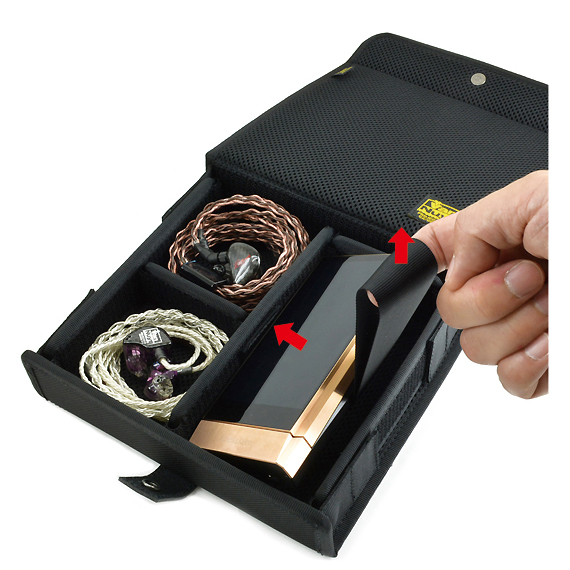 E052,E053：簡単に仕切りの位置が変えられるイヤフォンケースに収納