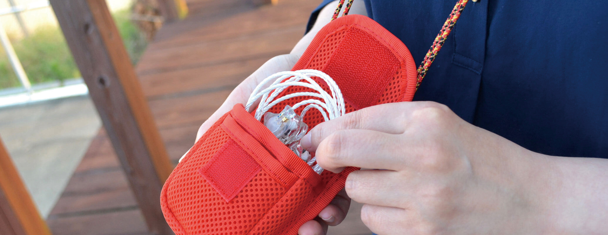 D705：柔らか素材のふわふわイヤフォンケース | バンナイズ | 鞄は