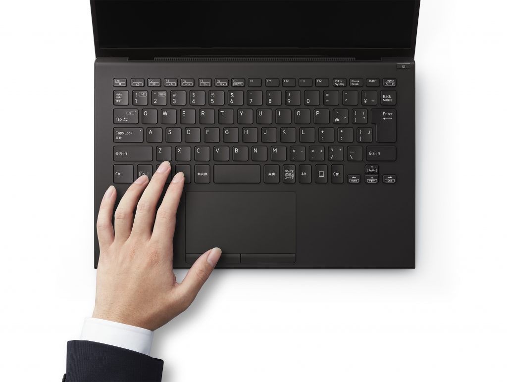 世界初、立体成型フルカーボンボディを実現した モバイルPCの