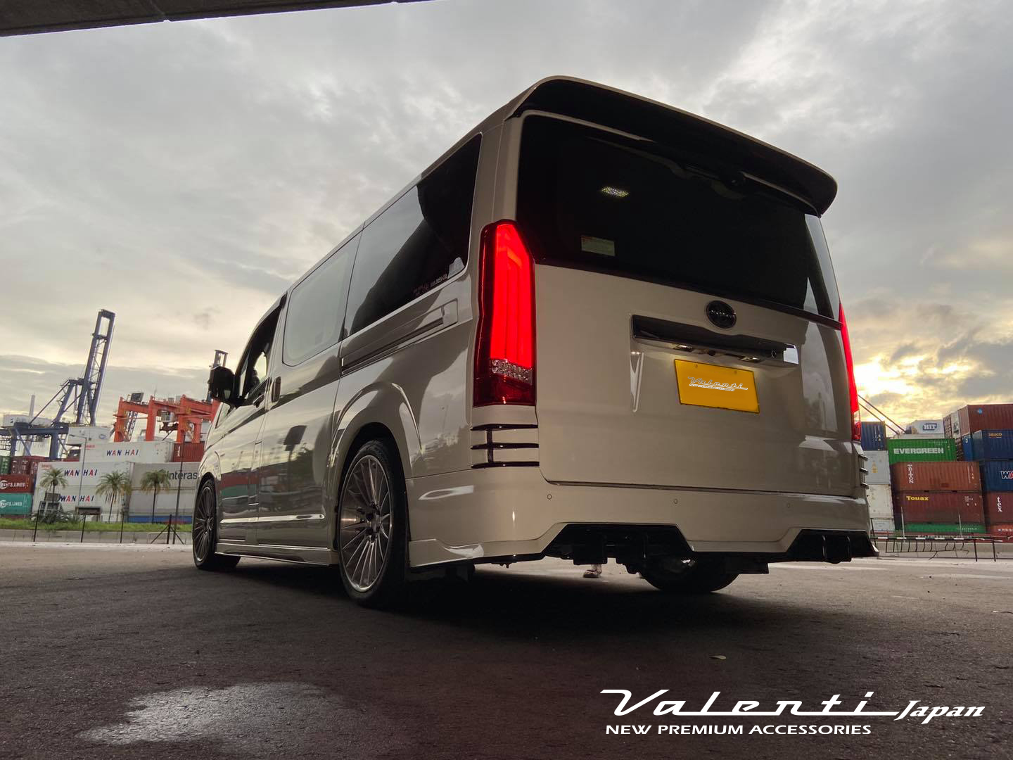 Toyota 300 series Hiace(Overseas exclusive model)JEWEL LED TAIL