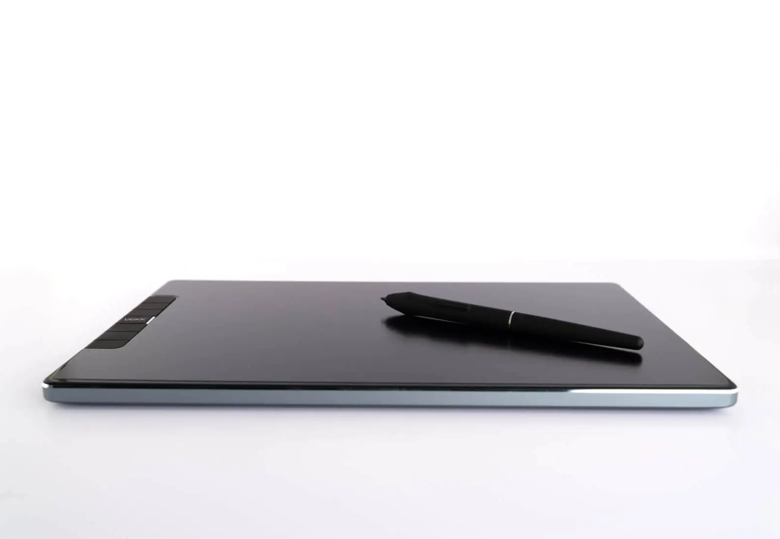 Veikk Studio VK1200: Sleek and compact display and pen