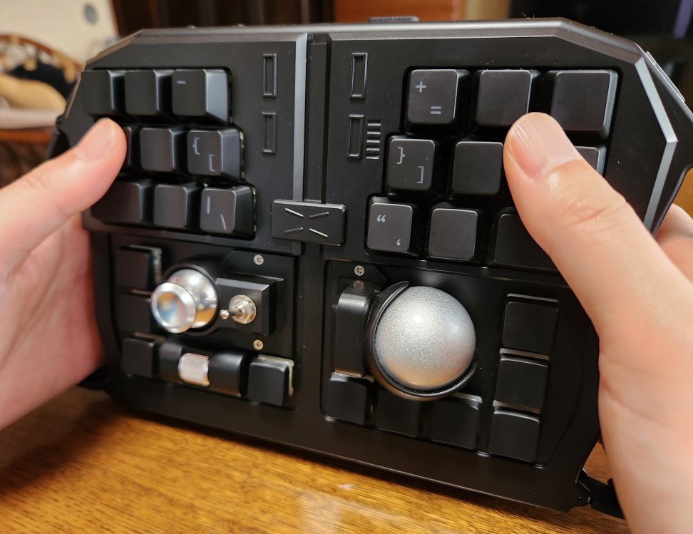 巷で噂の変形キーボード『GrabShell』レビュー！寝転がってPC作業