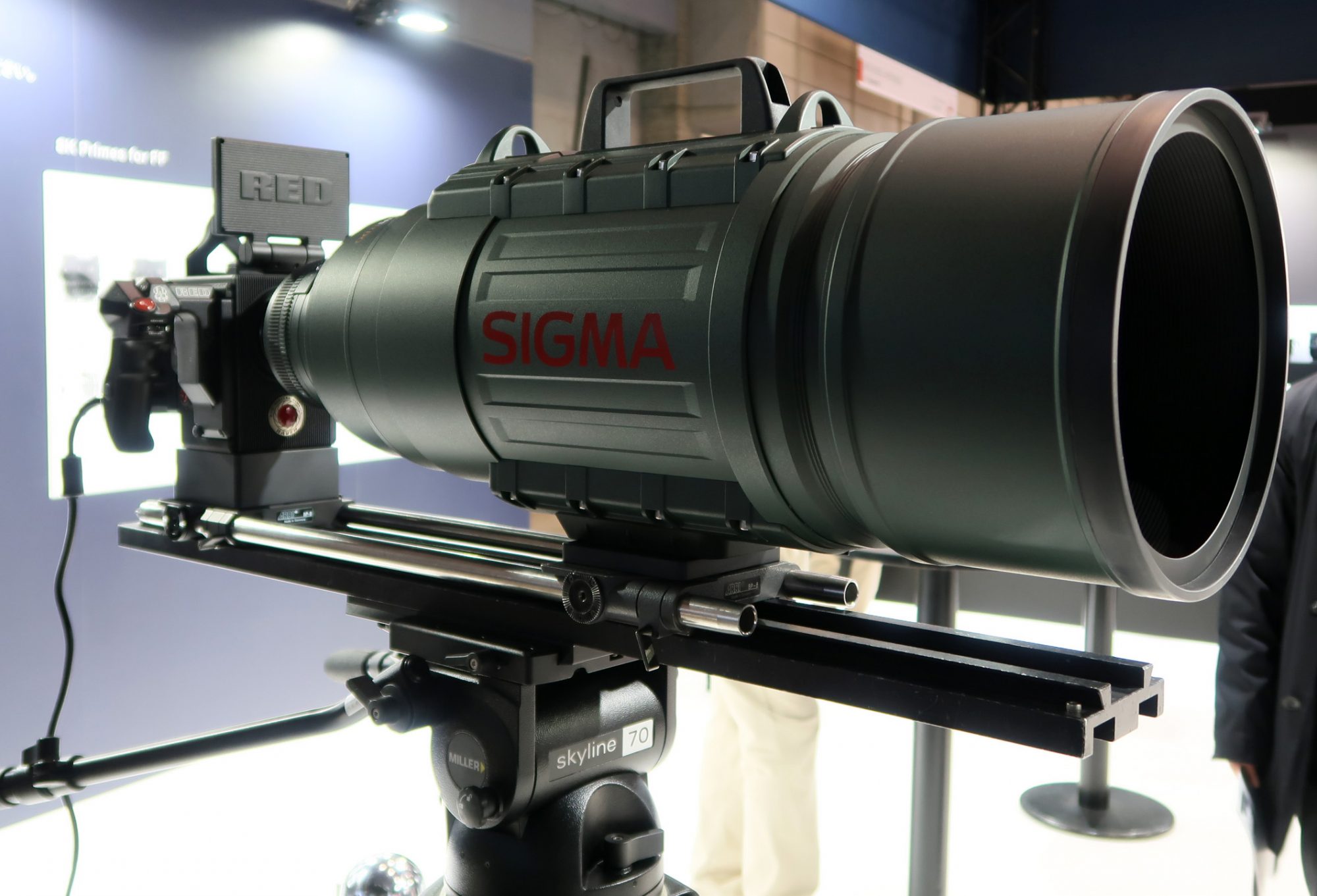 シグマはCINE LENSに加えて、大口径超望遠ズームレンズを参考展示