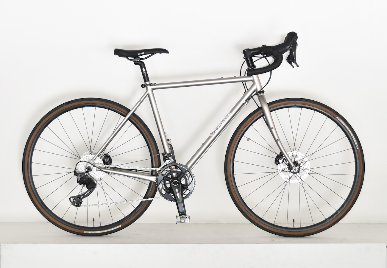 山と旅の自転車プラス】GRX 820仕様 マットチタン（28%off） - VIGORE