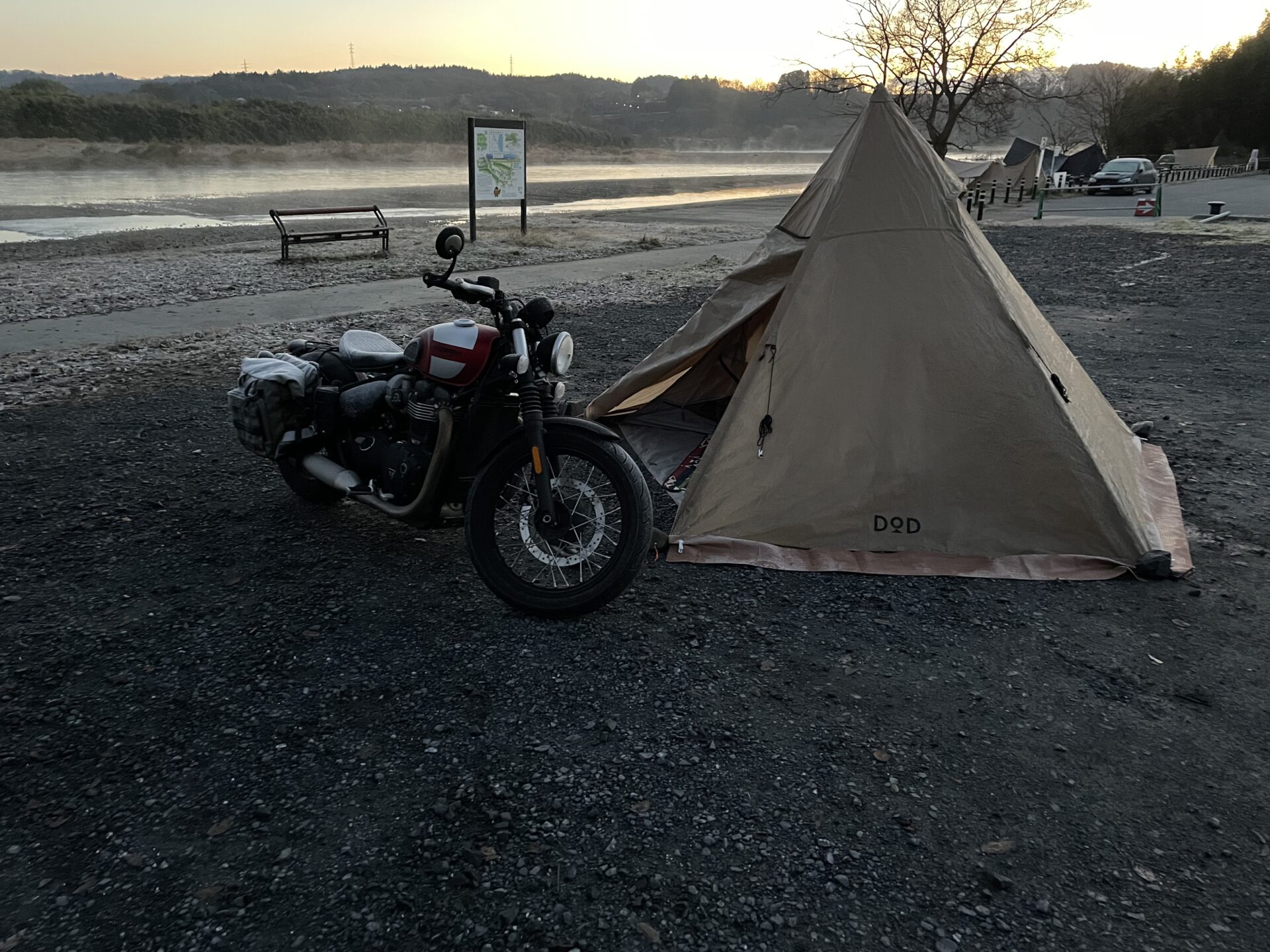 キャンプツーリングでおこもりできる、バイクに積みやすいテントDOD