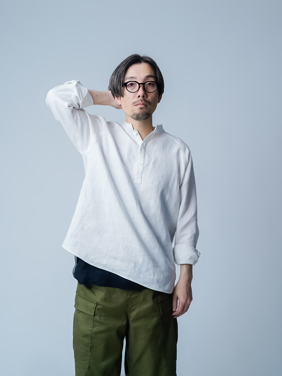 リネンシャツ】最速で印象を変える、潔さが引き立つ襟元 マオカラー