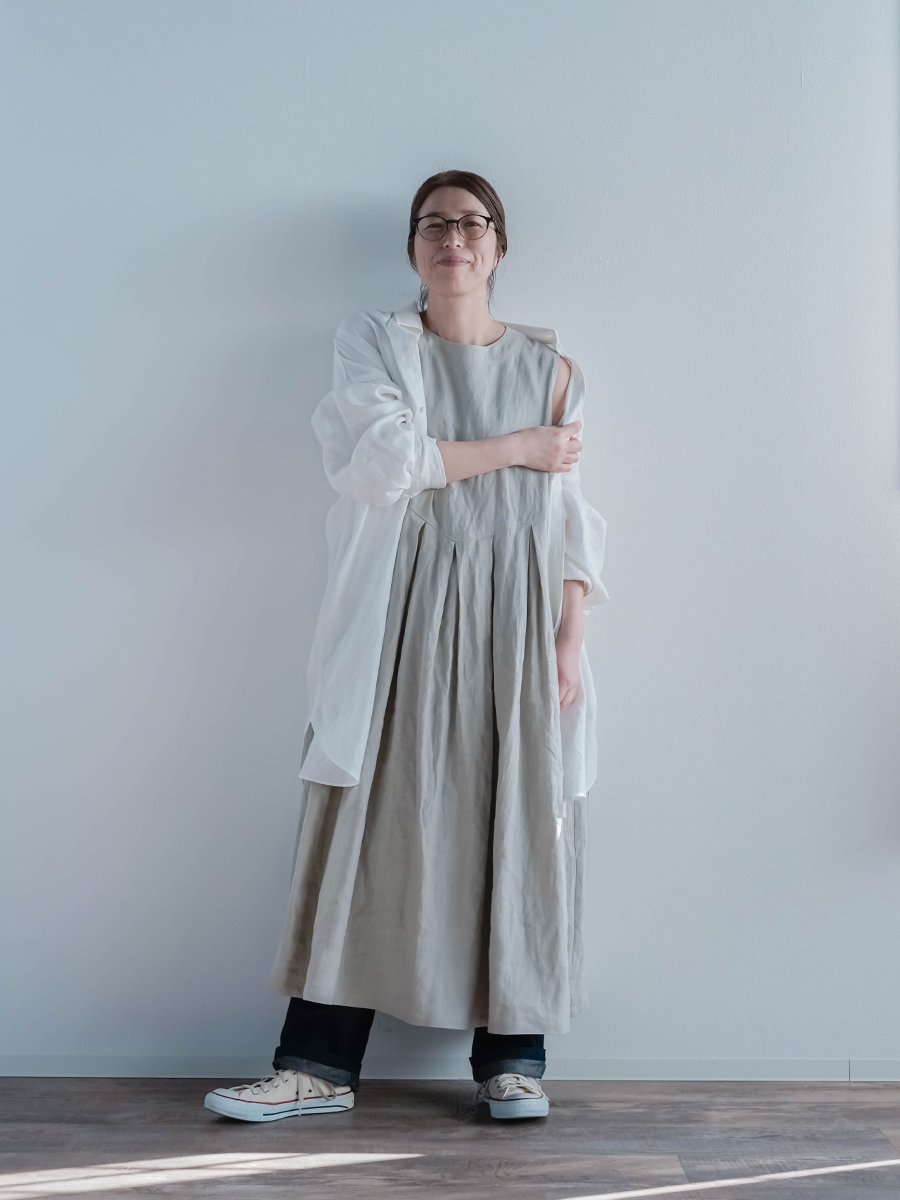 リネンドレス】静かな主張。余韻を残す 鍵盤タックワンピース／ 白緑