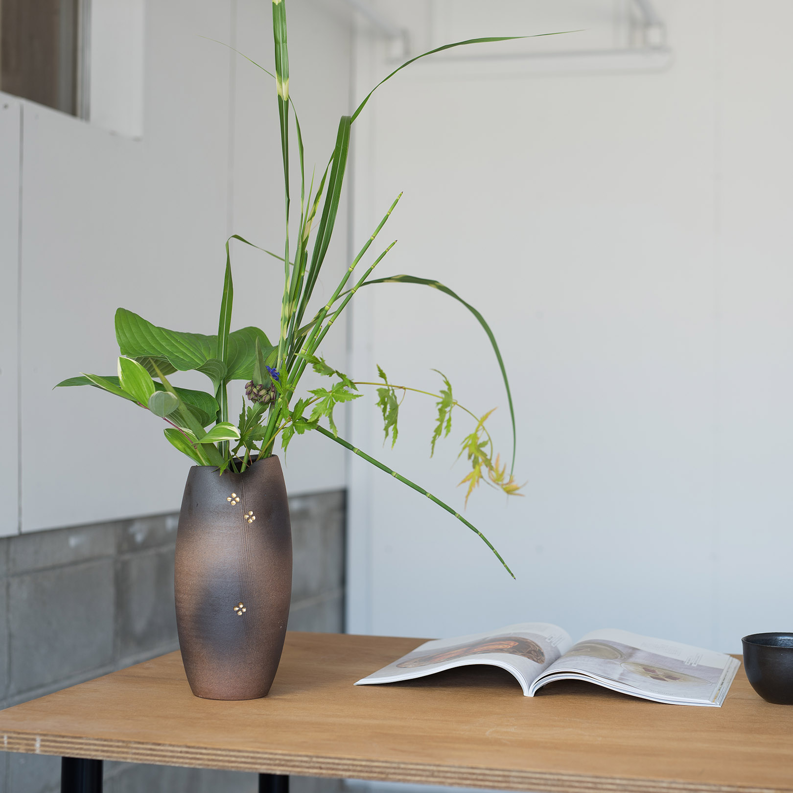 小花金彩投入花器 | 明山 オンラインショップ