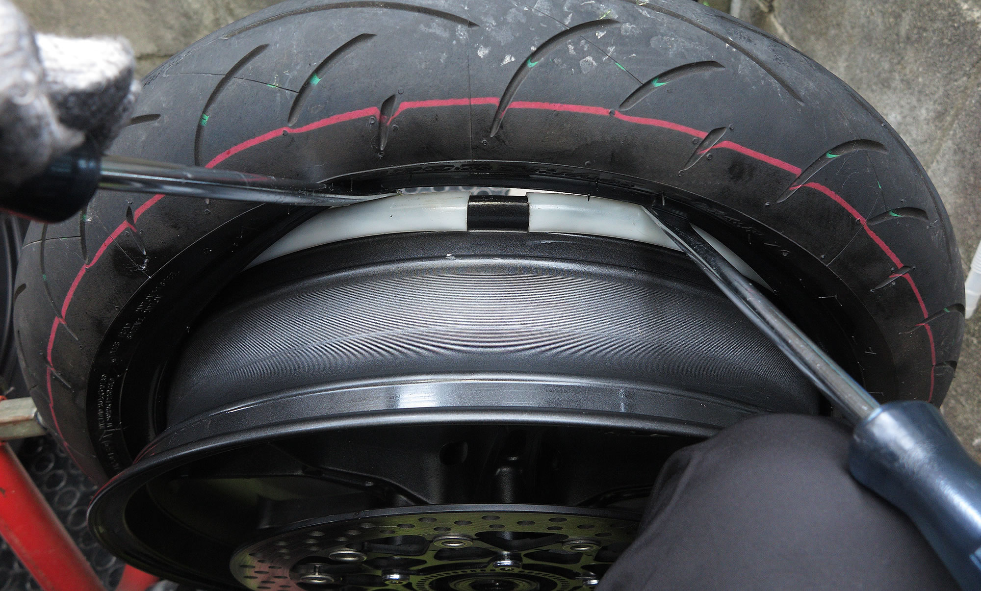 CBR650R(RH03) フロントタイヤの交換2