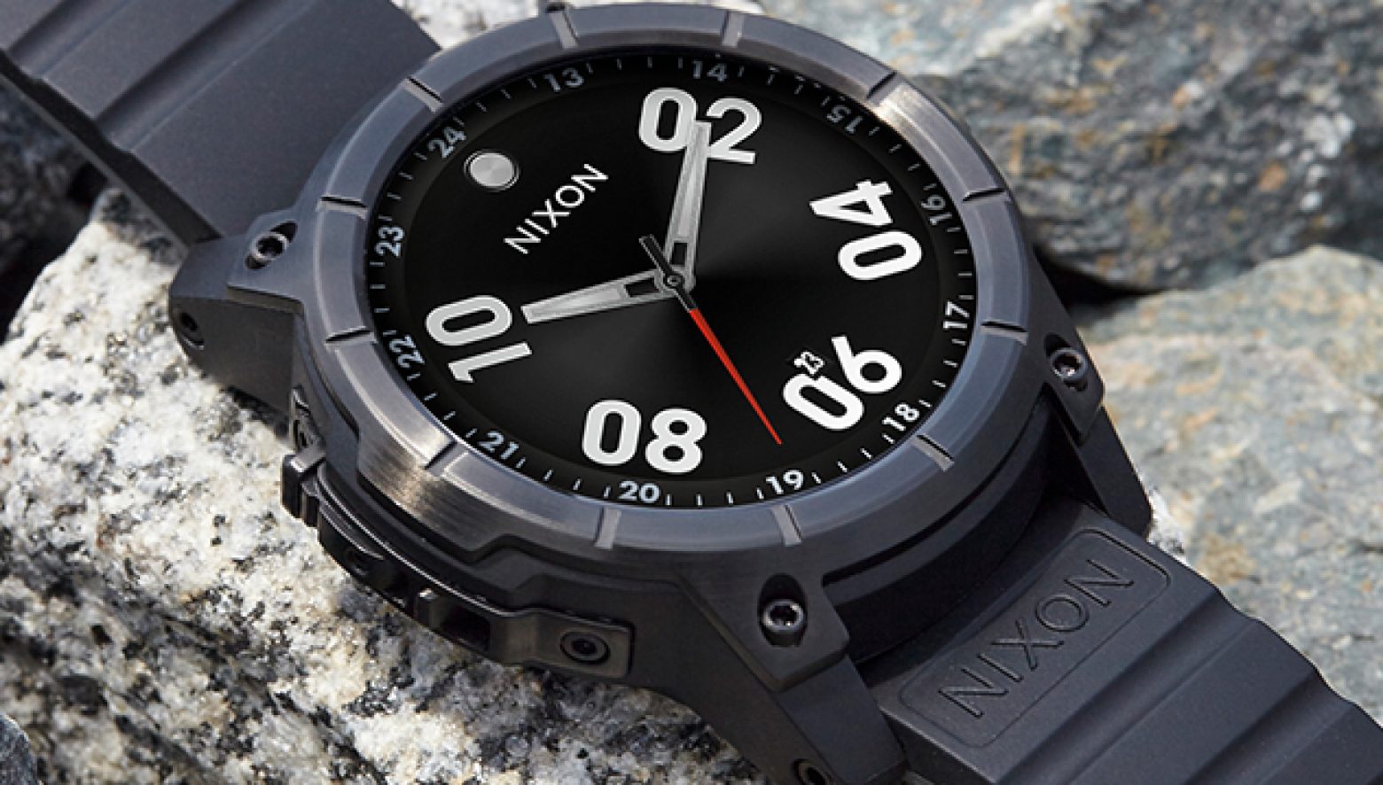NIXONの最新スマートウォッチTHE MISSIONは、スマート＆タフ仕様