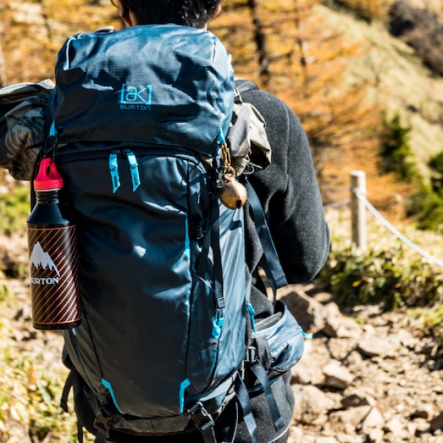 バートンのテクニカルパックを背負って、秋山を登る。 | GO OUT WEB