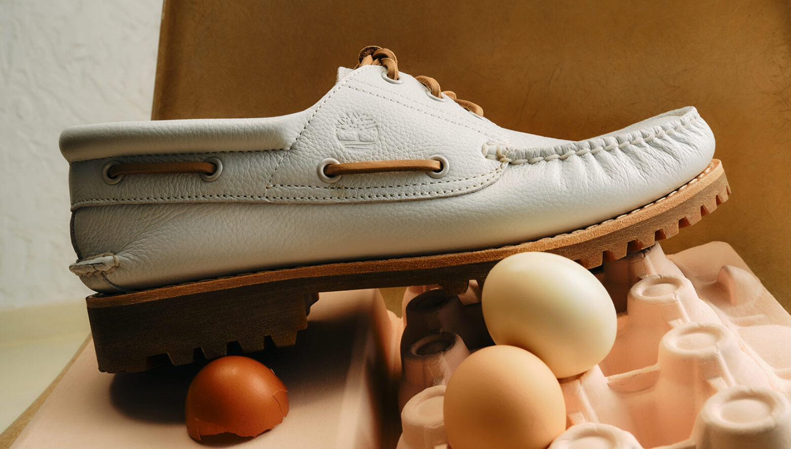 ティンバーランドの象徴的モカシンシューズ。ホワイトレザーを纏った